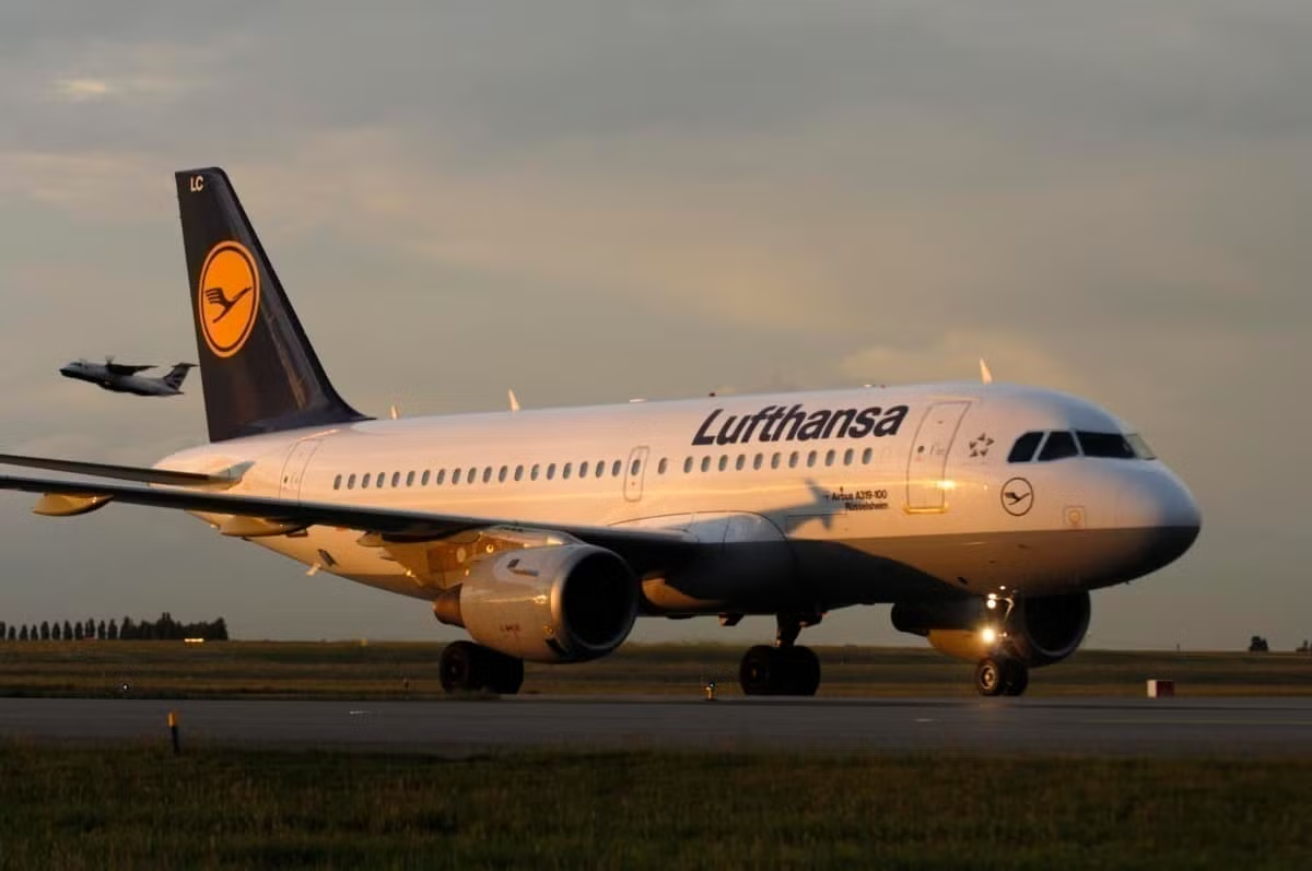 Lufthansa Flight Flew 10 Minutes Without Pilot After Copilot Fainted: Report